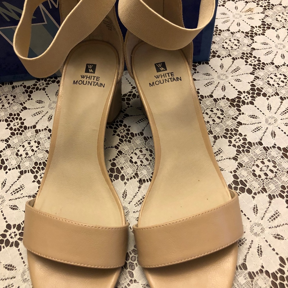 White Mountain tan sandals size 10 brand new in box